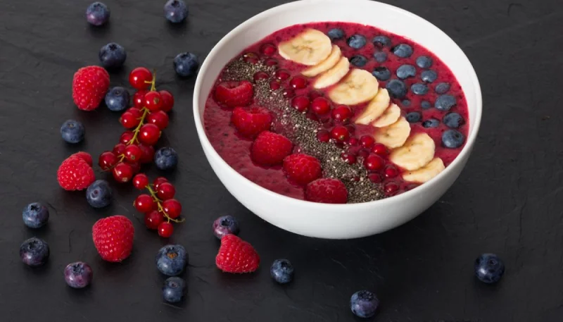 Smoothie bowl aux fruits rouges et graines de chia