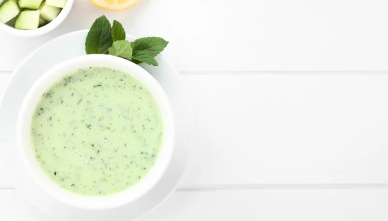Soupe froide de concombre et yaourt à la menthe