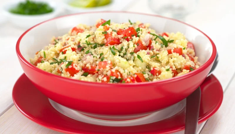 Taboulé de chou-fleur avec concombre et tomate