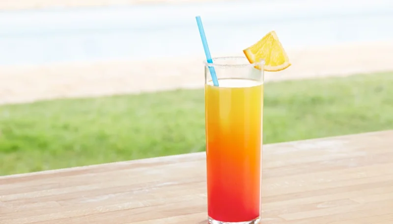 Cocktail sans alcool à l’orange et grenadine