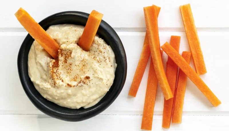 Hummus avec bâtonnets de carottes