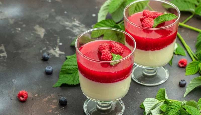 Panna cotta à la vanille avec coulis de framboises