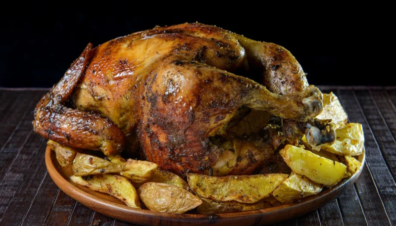 Poulet rôti au four avec pommes de terre