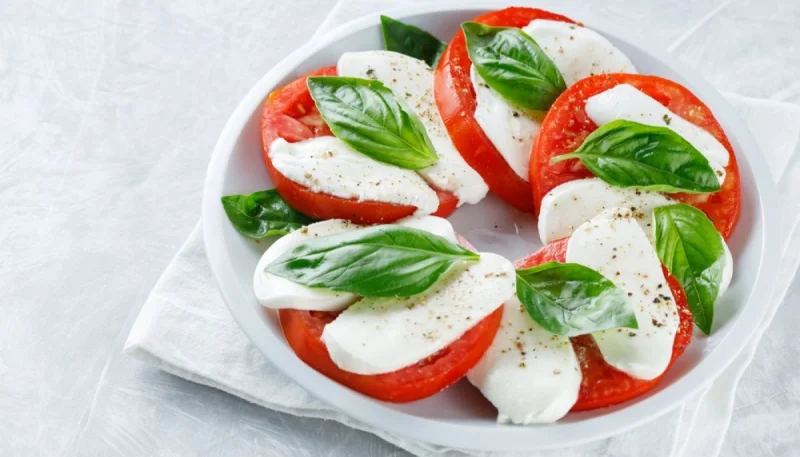 Salade de tomates, mozzarella et basilic