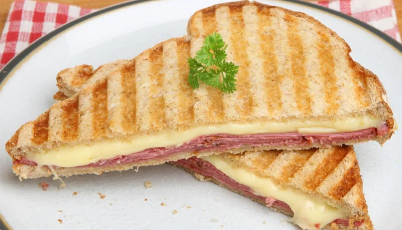 Sandwichs au jambon et fromage fondu