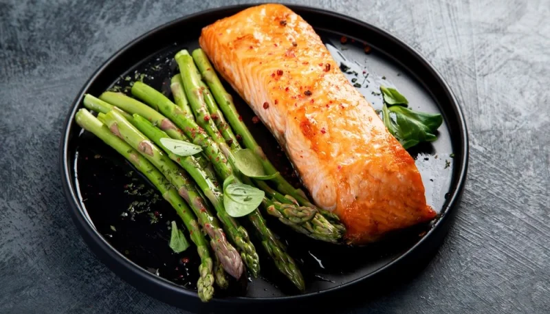 Saumon grillé avec asperges