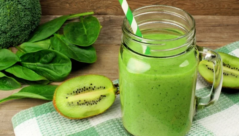 Smoothie vert aux épinards et kiwi