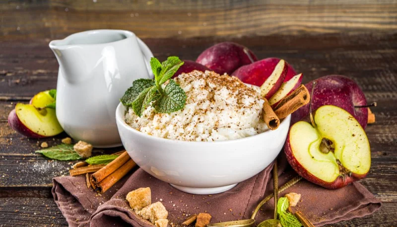Porridge aux pommes et à la cannelle