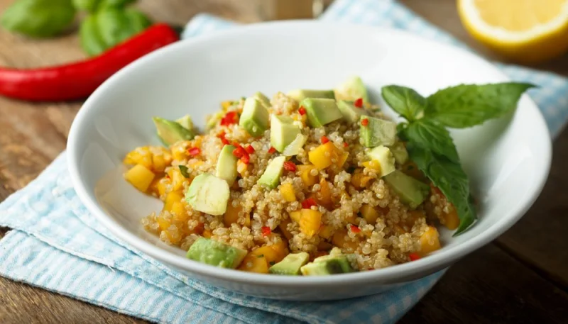 Salade de quinoa, mangue et avocat