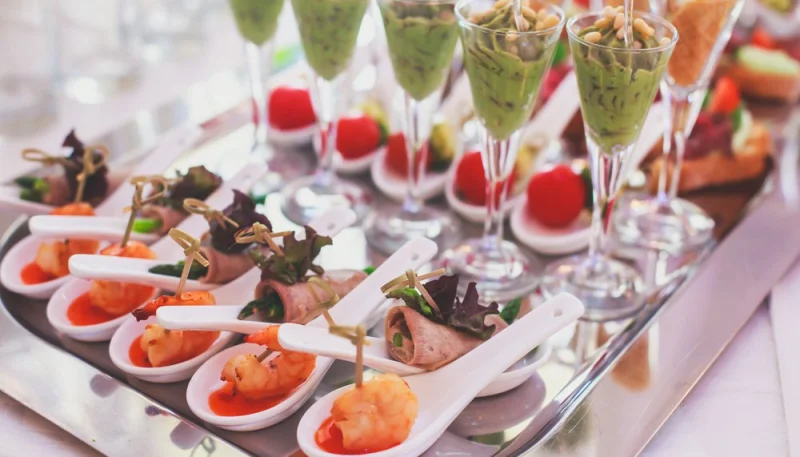 10 idées de recettes originales pour un apéritif de Noël réussi