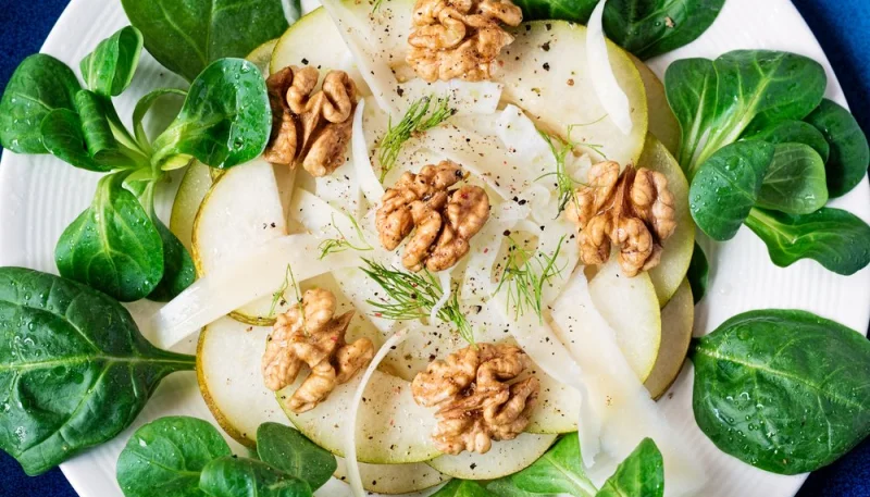 Salade de mâche, poires et noix