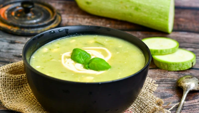 Soupe froide de courgette au basilic
