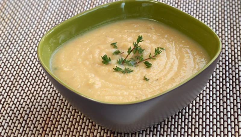 Velouté de céleri-rave et pommes vertes
