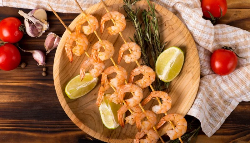 Brochettes de crevettes marinées au gingembre