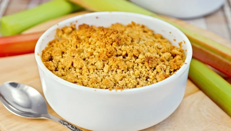 Crumble aux poires et noisettes torréfiées
