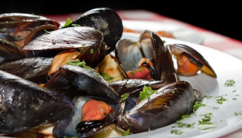 Moules marinières aux échalotes
