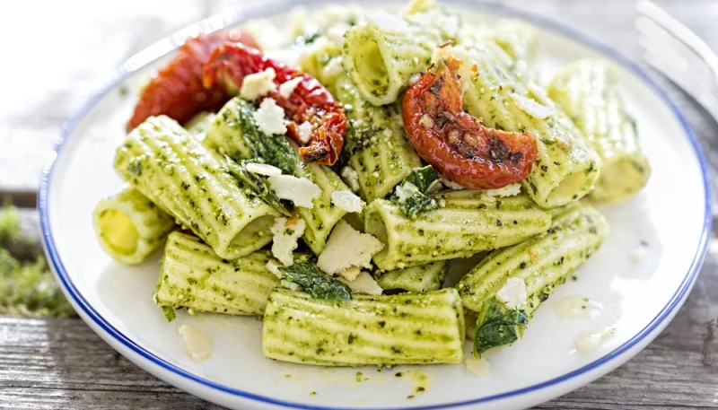 Pâtes aux courgettes, tomates séchées et basilic