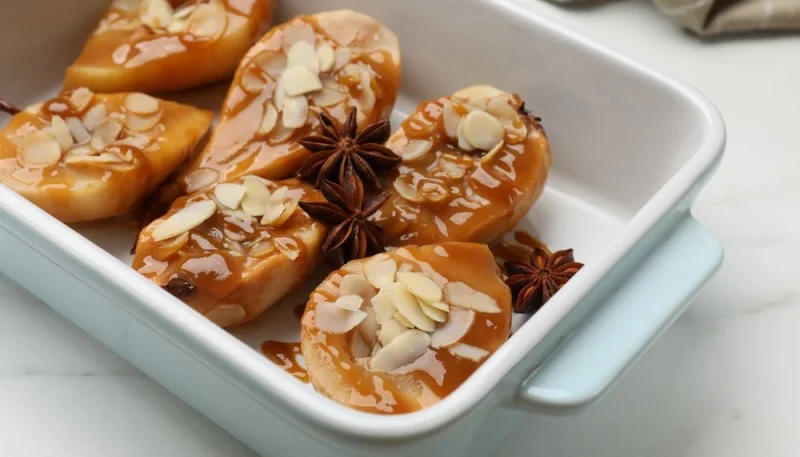 Poires au four garnies de miel et d’amandes