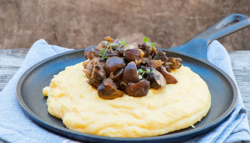 Polenta aux champignons et sauce crémeuse