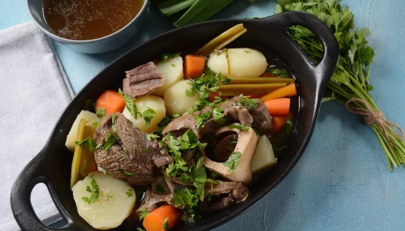 Pot-au-feu traditionnel avec os à moelle