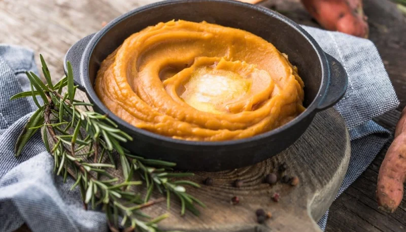 Purée de patates douces et lait de coco