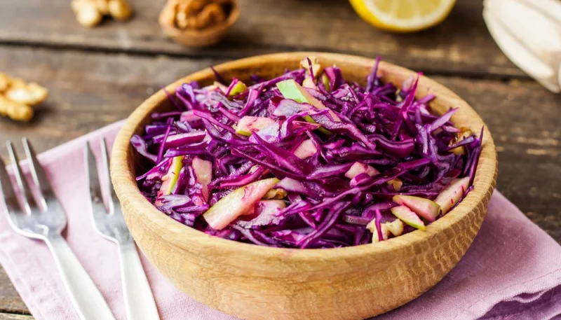 Salade de chou rouge croquant et pommes