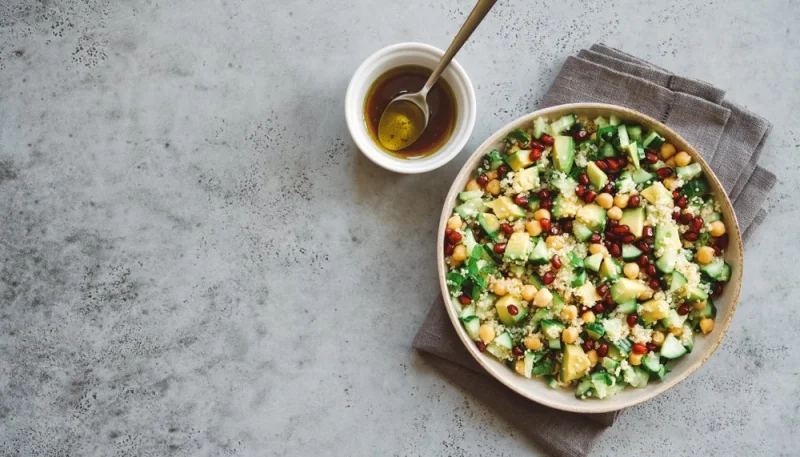 Salade de quinoa, grenade et avocat