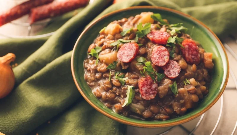 Saucisses fumées et lentilles mijotées