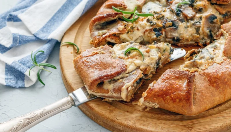 Tarte rustique aux champignons, oignons caramélisés et comté