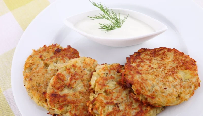 Galettes de pommes de terre et fromage râpé