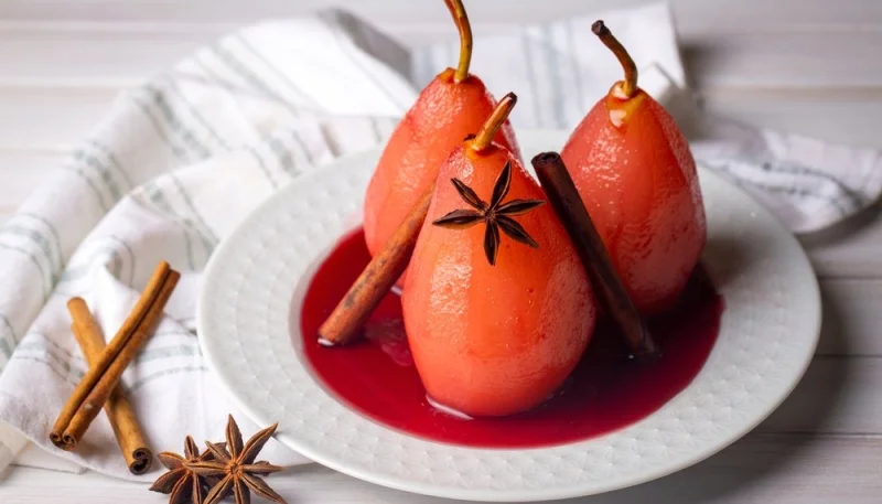 Poires pochées au vin rouge et cannelle