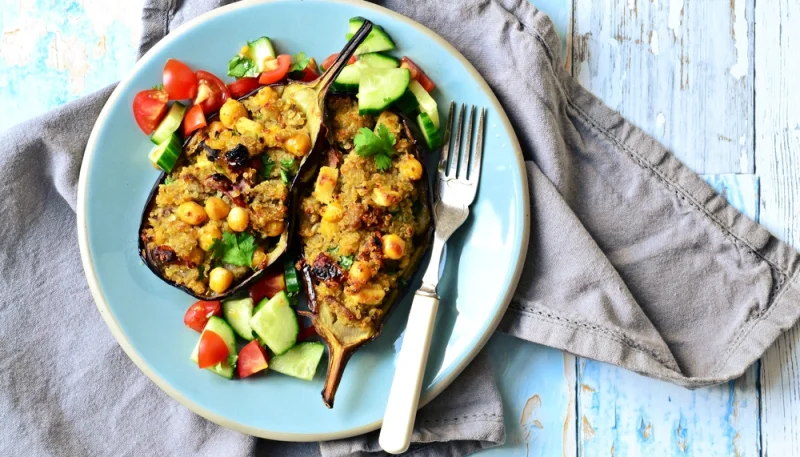 Aubergines farcies au quinoa, pois chiches et tomates séchées