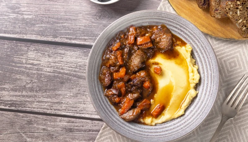 Bœuf mijoté aux pruneaux et purée