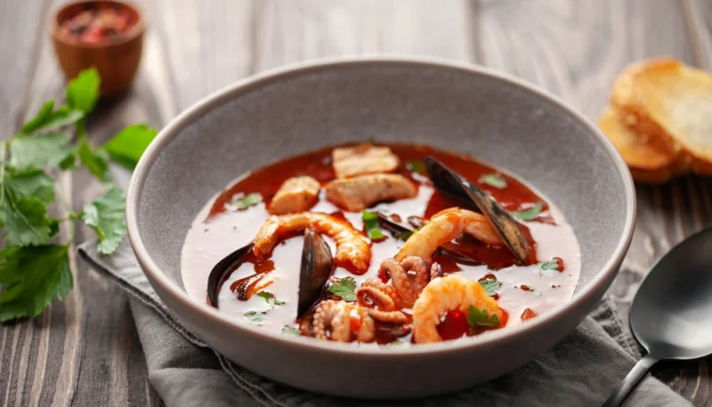 Bouillabaisse traditionnelle aux fruits de mer