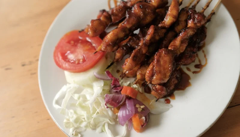 Brochettes de lapin sauce satay et légumes croquants