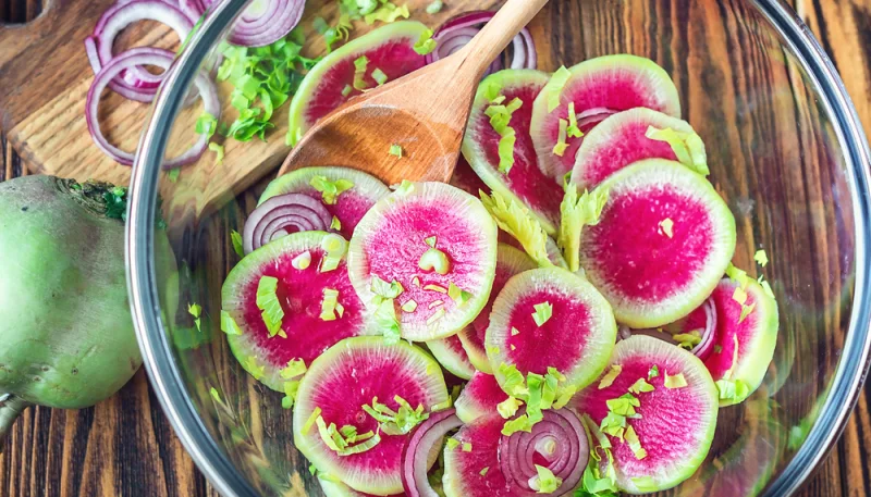 Carpaccio de radis pastèque, oignon rouge et céleri croquant