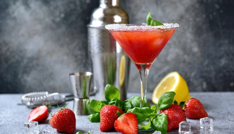 Cocktail rafraîchissant fraise, citron et basilic