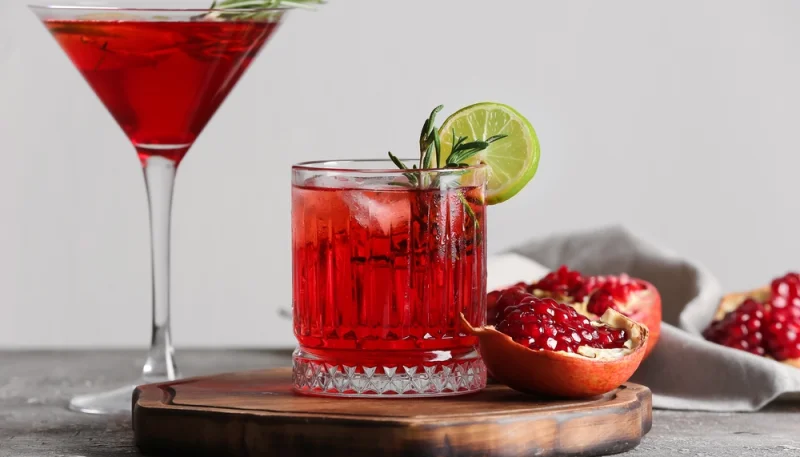 Cocktail à la grenade et romarin