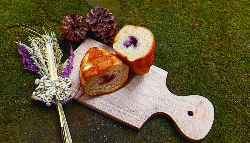 Croissants au beurre fourrés à la confiture de myrtilles
