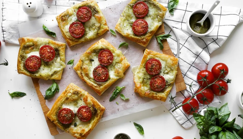 Feuilletés au pesto, tomates et mozzarella