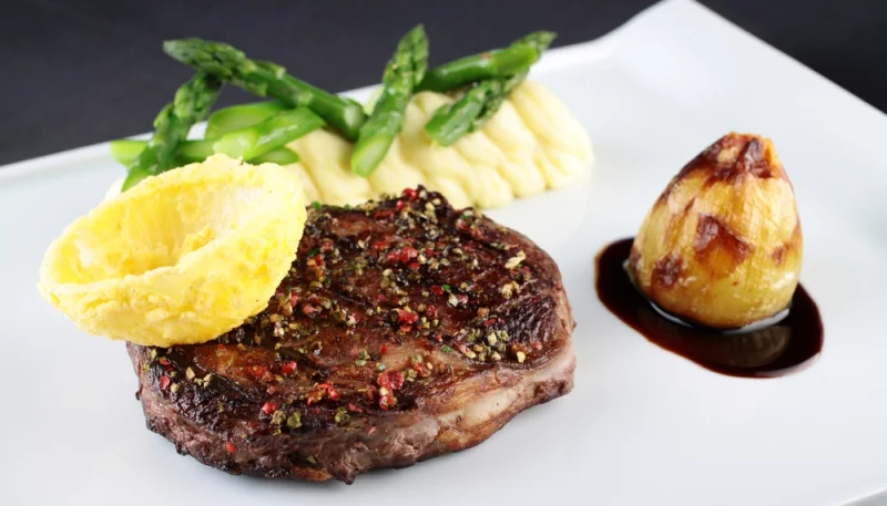 Filet de bœuf poêlé avec purée de pommes de terre et légumes