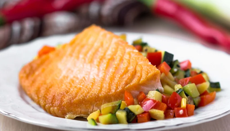 Filet de saumon croustillant et légumes rôtis