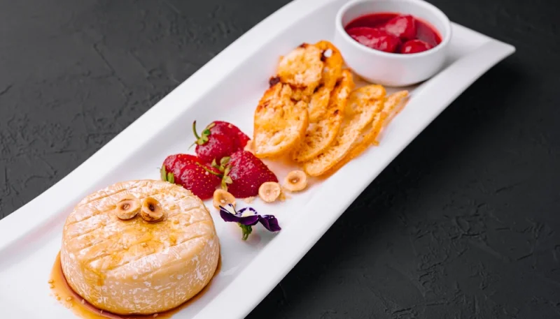 Fromage de brique rôti, noix et fraises