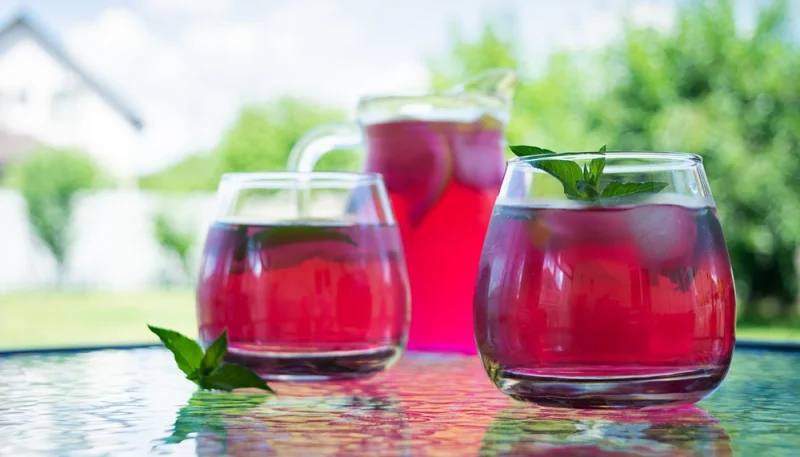 Infusion glacée aux fruits rouges et menthe