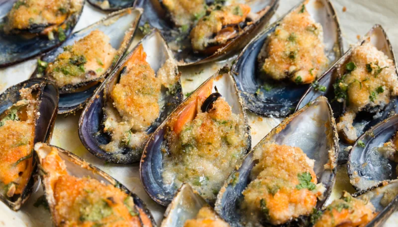 Moules gratinées au four