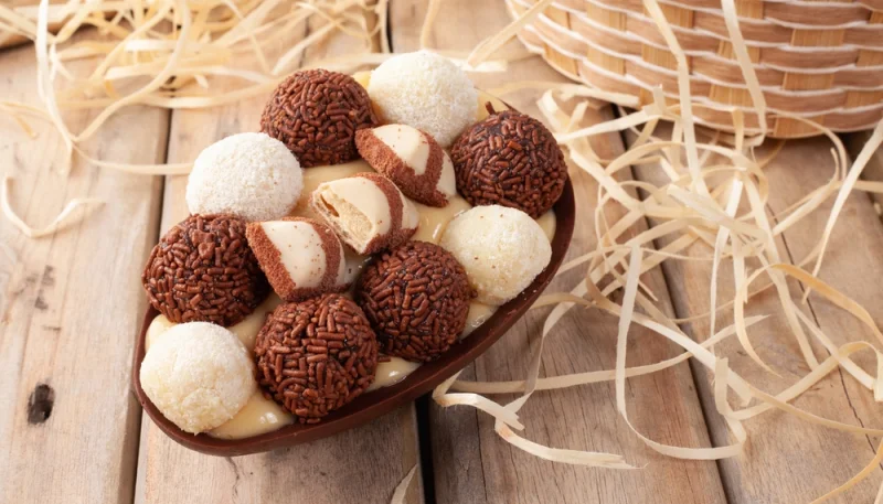 Œuf de pâques au chocolat garni de brigadeiro et lait en poudre