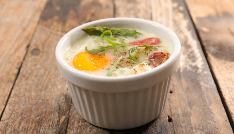 Œufs cocotte aux asperges, tomates et crème