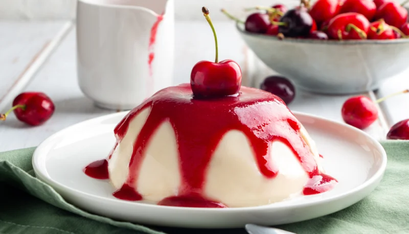 Panna cotta à l’italienne avec coulis de cerise