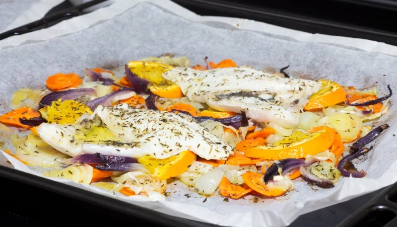 Papillote de poisson blanc aux légumes rôtis, orange et aneth