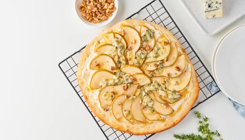 Pizza blanche au gorgonzola, poires et noix